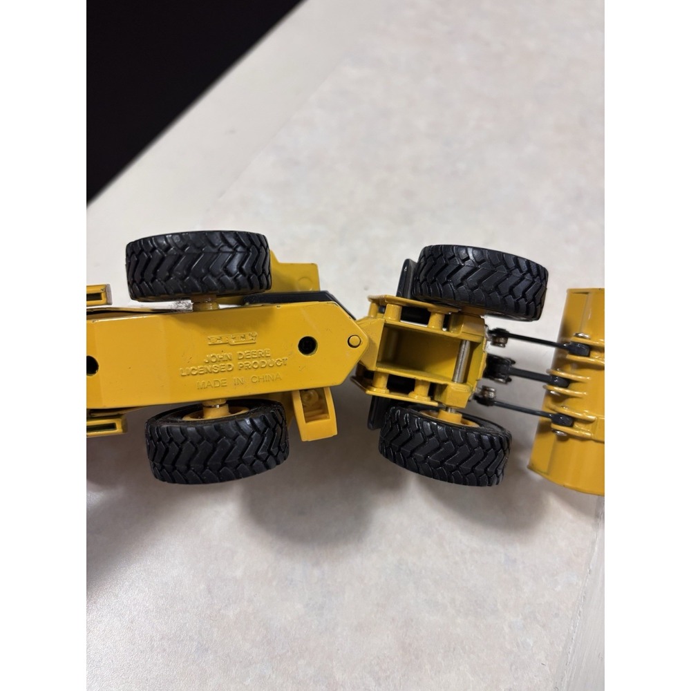 ERTL John Deere Die-Cast Wheel Loader Scale Model Rubber Wheels - Picture 9 of 9